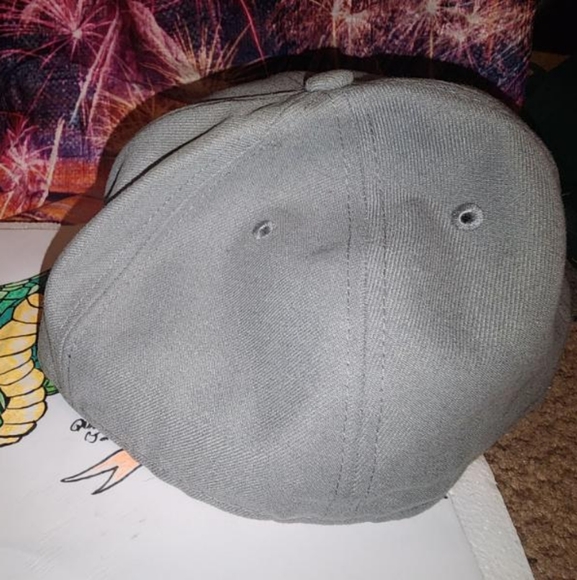 🍄 New Era Brand Hat, New Era 59Fifty, 7 3/8", Grey w/ Burgundy 🍄 - Picture 3 of 5